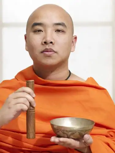 东方人,秃头,一个人,和尚,竖图,室内,白天,正面,亚洲,仅一个男性,仅一