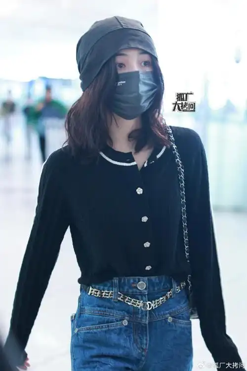 张子枫前往巴黎时装周