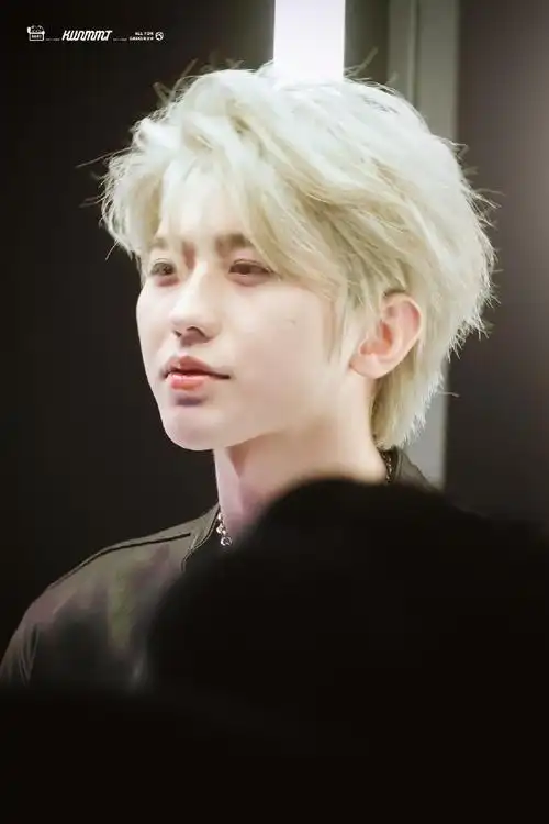 蔡徐坤和粉丝合照##蔡徐坤金发皮衣造型梦回重生