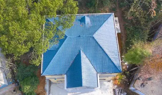 别墅屋顶四面倒水,如何搭配美观大气?怎么做四面倒水的树脂瓦屋顶屋面