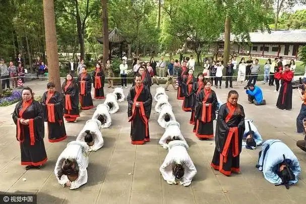 跪拜,是一种古老而庄重的礼仪,是人类社会中表达敬意,感恩,忏悔,祈祷