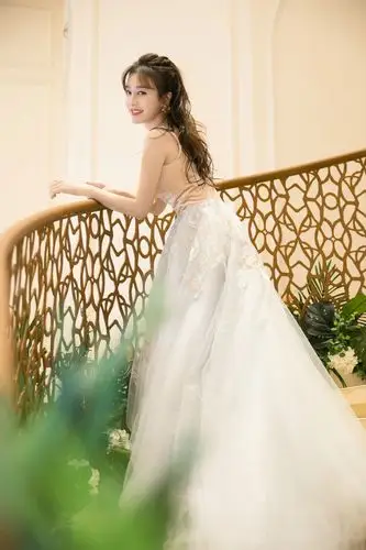 秦岚穿蓬蓬婚纱裙亮相活动 甜笑比心梦幻优雅