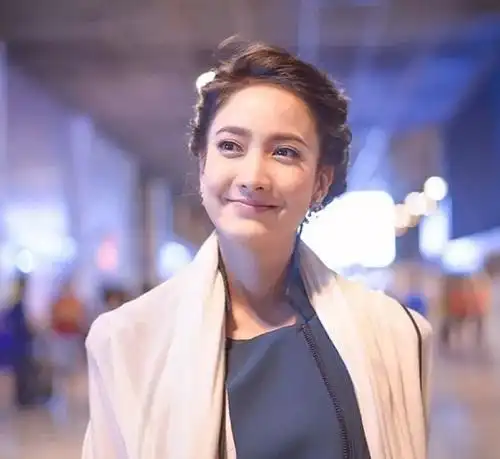 泰剧三面娜迦女主演中文名为娜塔玻提米露克诉