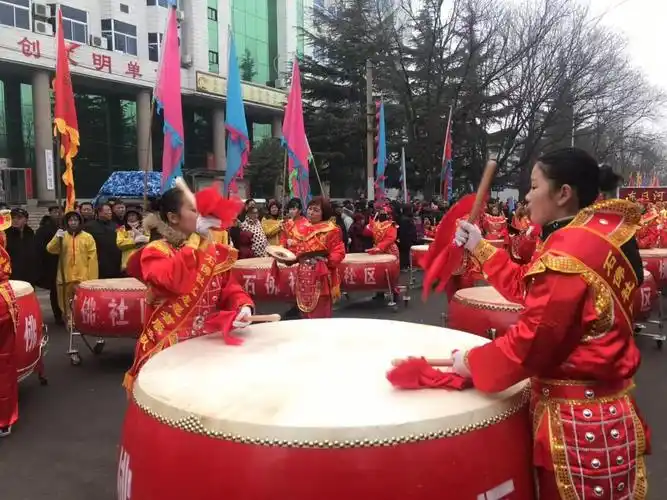 东区群众齐欢庆,敲锣打鼓闹元宵.