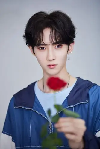 乐华七子next化身持花少年放送时尚魅力