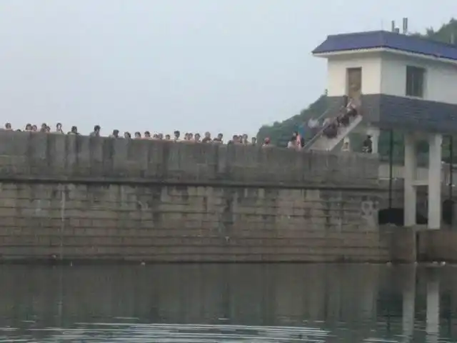 湖南两初中女生溺亡:与同学郊游 水库野泳(图)