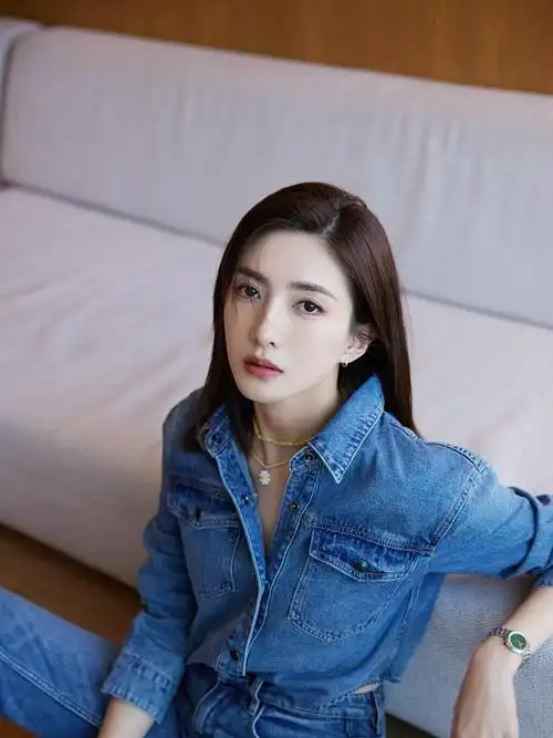 江疏影身材好太任性穿一身牛仔套装扮酷大长腿真是惹人羡