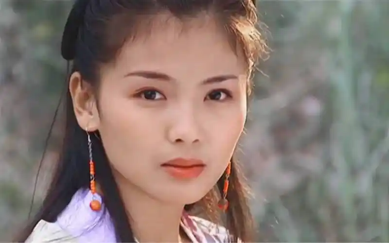 45岁刘涛身穿白色礼裙笑容甜美!