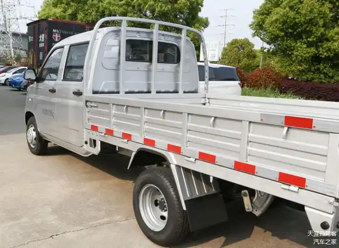 在我的印象里这类货车基本上都不是很好开,但五菱荣光新卡双后轮版却