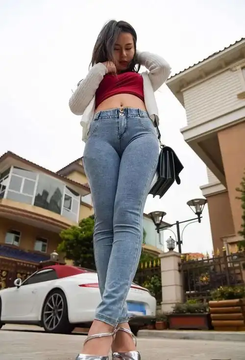 微胖女神超紧牛仔裤穿出饱满的线条轻撩秀发女人味儿十足