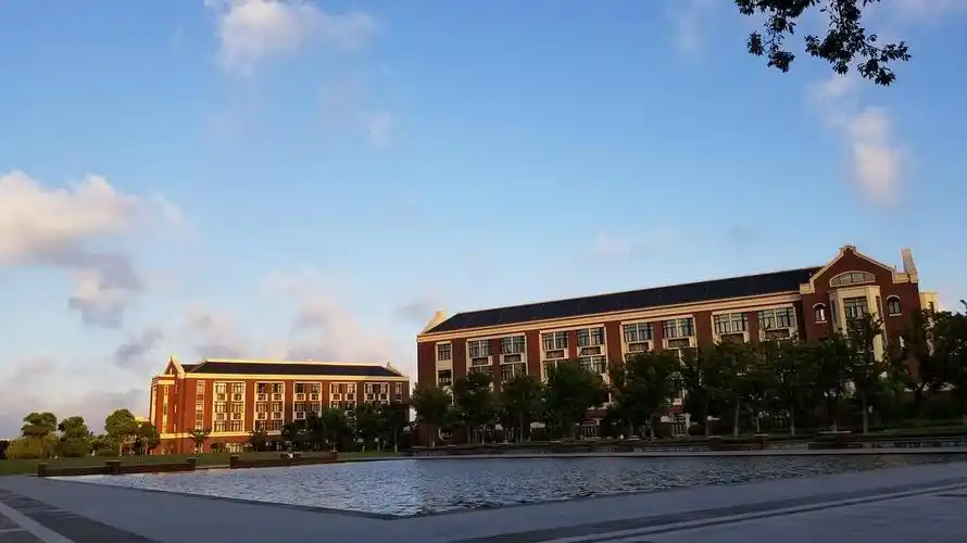 逛校园-上海建桥学院