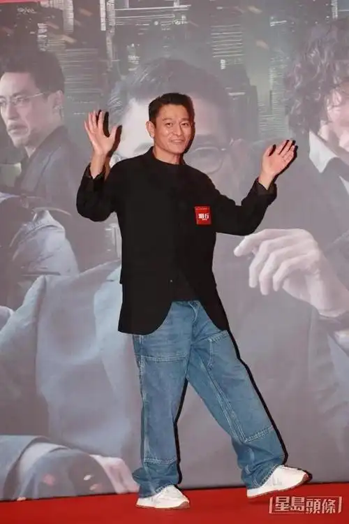 《无名之辈2》,从照片上可以看出,刘德华已经很老了,头发花白,还挺翘