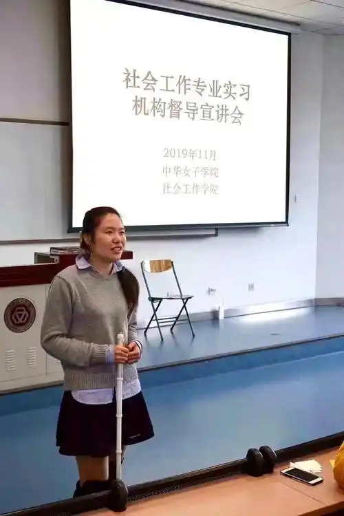 中国首位盲人化妆师带视障女性找回自我和美丽