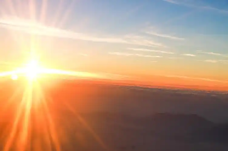 那天坐的是早班机,碰巧我是靠窗的座位,也正好是太阳升起的那一边,让