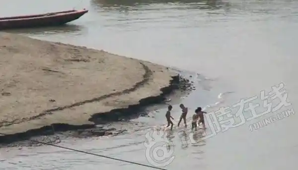 令人害怕!涪陵4名熊孩子在江边赤身裸体游泳,结果