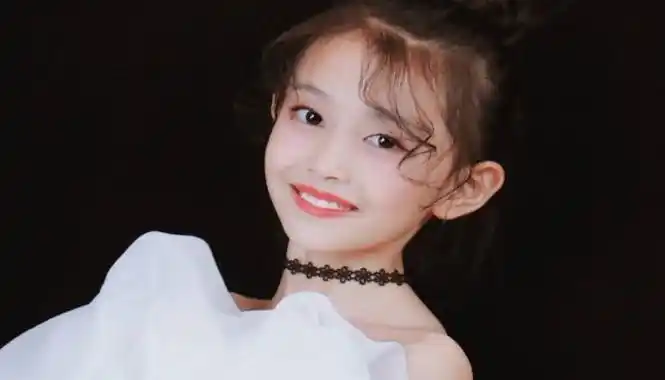 宋小睿长相甜美,像是从童话中走出来的小公主一样,天生的鹅蛋脸十分