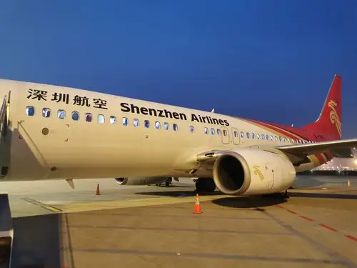 29日,我们乘坐深圳航空的飞机在朝霞的陪伴下,来到海南