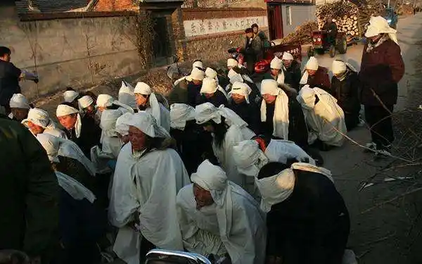 70岁农村老太太去世,葬礼上来了70多个人,才知身份不简单