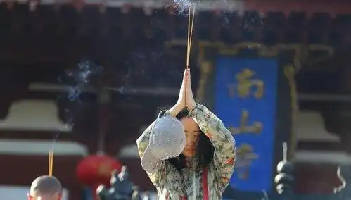 去寺庙烧香拜佛为什么只能走侧门不能走正门其中有啥讲究
