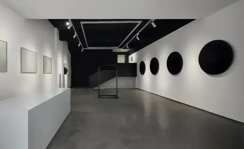 空间由反几建筑事务所设计,画廊致力于以东方美学为线索的架上艺术