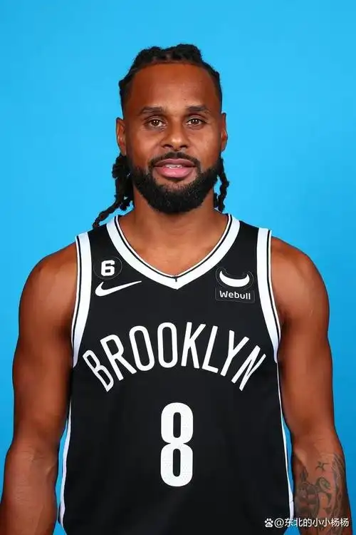 篮网队新赛季定妆照杜欧面无表情西蒙斯笑容满面