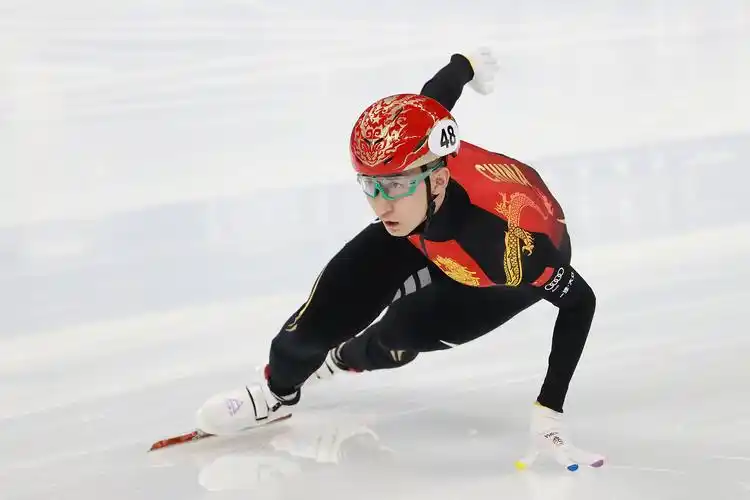 武大靖短道速滑500米决赛抢跑被罚下 连续两天犯规出局