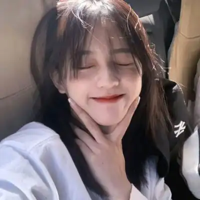 假装微笑的女生头像