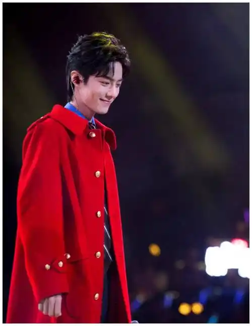 原创肖战和红色是真爱风衣搭配蓝衬衫大胆撞色帅出新高度