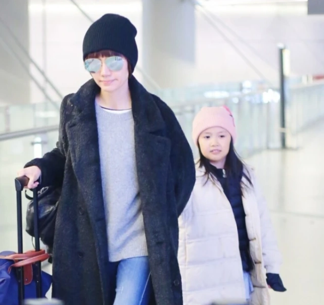 袁泉带女儿外出用餐11岁夏哈哈身高出众母女写作业画面温馨