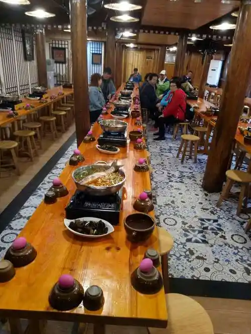 热情好客的苗寨人用长桌宴方式欢迎宾客!