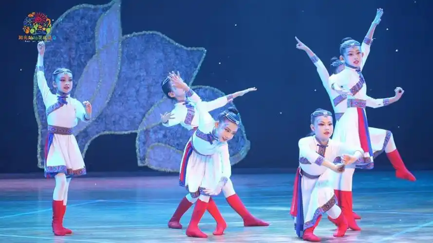 少儿群舞《白马》是一支蒙古族舞蹈,小演员们仿佛草原上一匹匹奔驰的