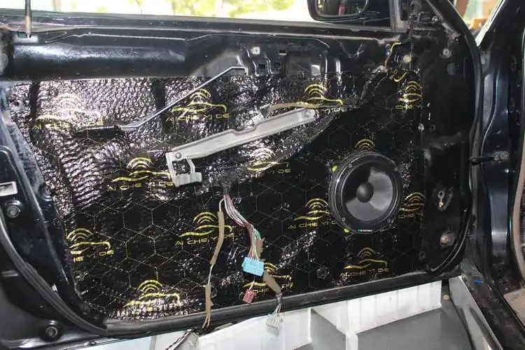 这样的汽车音响改装工艺实属难得本田六代雅阁的门面担当