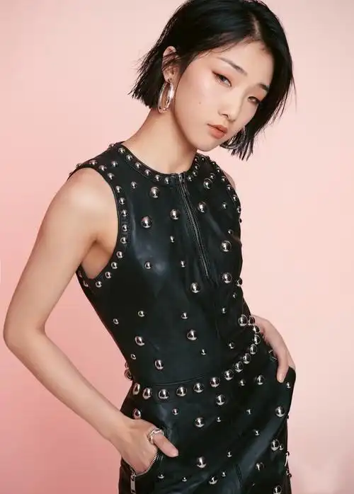 细长的单眼皮和犀利的眼神,让yamy在一众甜美的爱豆中成了极具个人