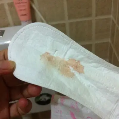 孕24周2天,饭后小睡2小时起床上厕所发现内裤垫的护垫上面有少量淡淡