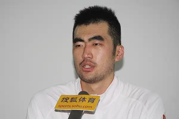 组图:张兆旭接受cba官网专访 满脸胡须显成熟