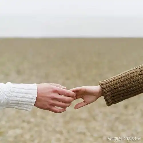 因为热恋中的两人摸不着,看不着对方,需要彼此时一个拥抱都触碰不到