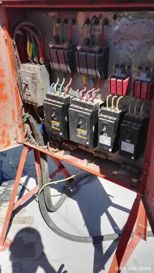 接地物规格,尺寸不符合规定; 3,分配箱保护零线与重复接地未连接,部分