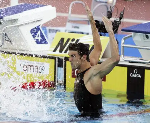 图文:100蝶菲尔普斯破纪录 菲尔普斯夸张动作