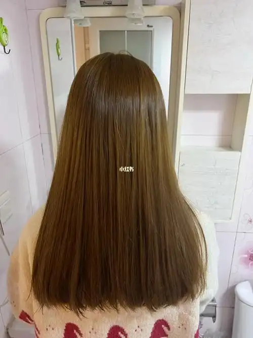 染完也没有爆顶 颜色在太阳光下是那种金棕 头发掉色也不是很快 #发色