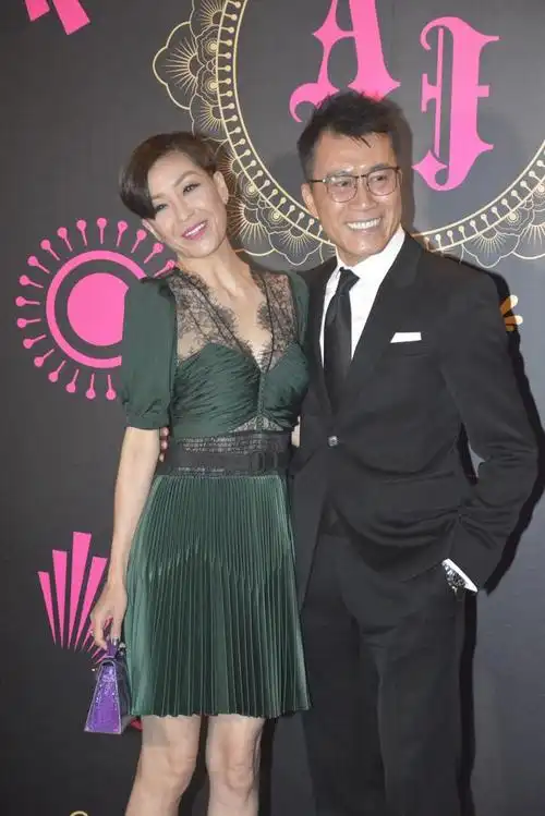 原创51岁伍咏薇携丈夫打火锅低调庆生平淡是福两度原谅丈夫不忠坚守