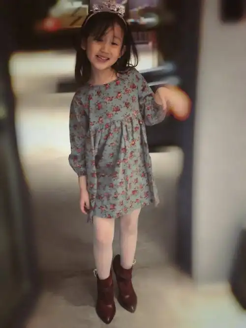 黄磊二女儿也长大了,穿上一条碎花裙搭高跟鞋,又美气质又好!