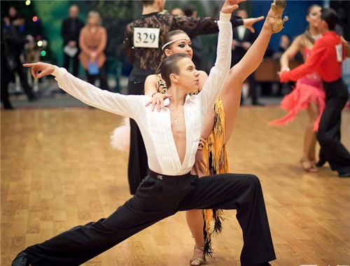 恰恰舞步的基本要领 拉丁音乐简介(4)