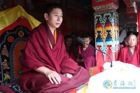 青海省海南州佛教协会会长加萨仓仁波切在讲经答辩会现场来自各大寺院
