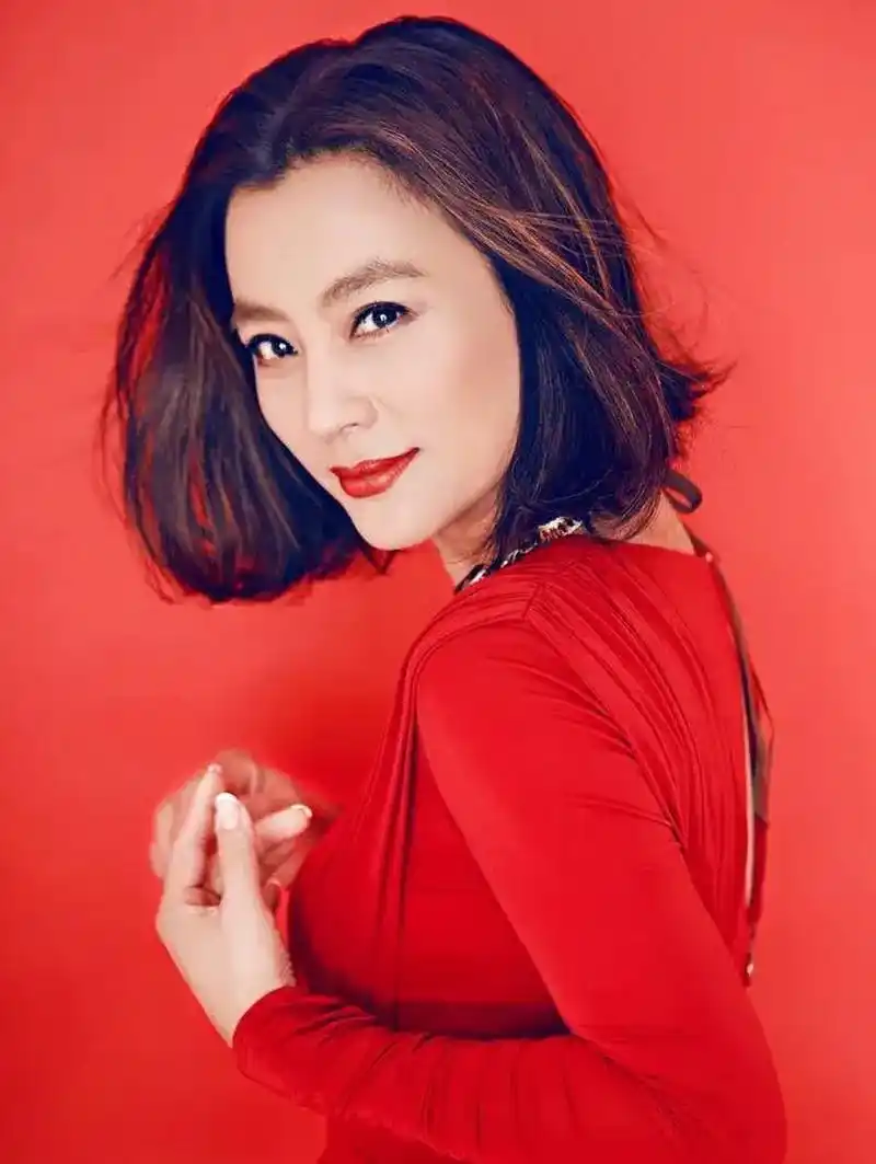 李玲玉真是不老女神,60岁的她看不出岁月的痕迹,漂亮了一辈子,身材