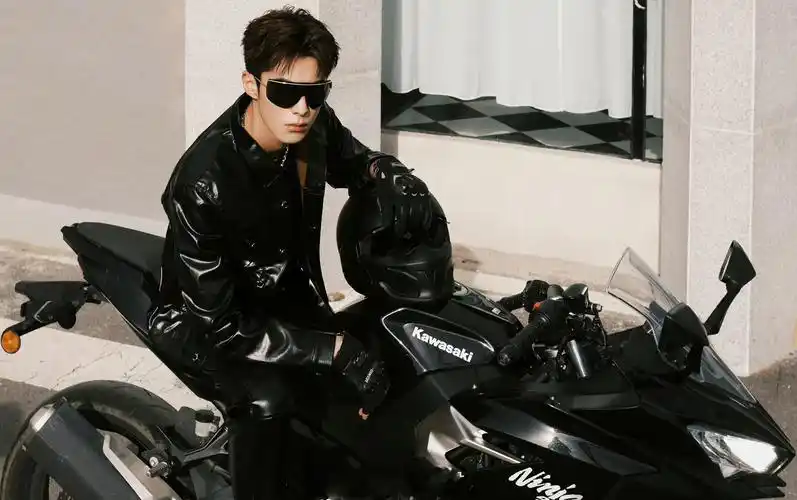 王鹤棣更新机车造型写真图皮衣墨镜搭配狼奔发型