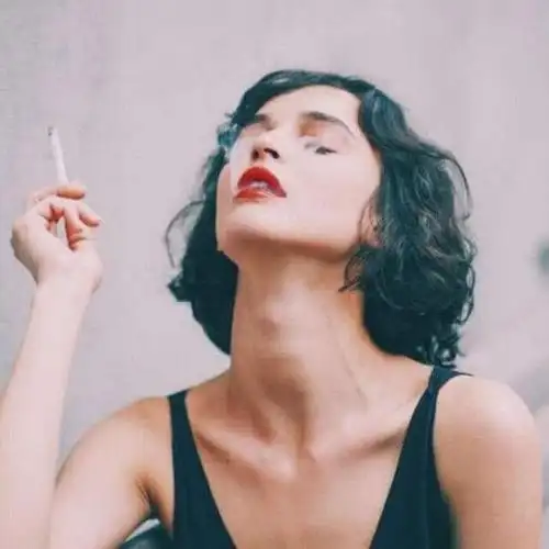 求女生抽烟的头像