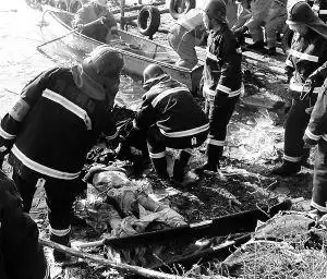 空难家属悲痛中等消息 部分遇难乘客名单公布(组图)