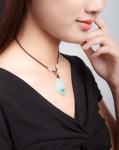 天然特色细腻飘花饱满福寿双全翡翠吊坠(国家权威鉴定)