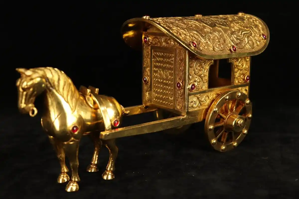 珍藏清代铜鎏金镶嵌红宝石马车,尺寸长26厘米,宽11厘米,高12厘米.