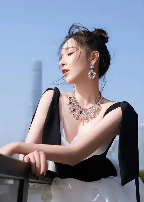 阚清子真是"人间尤物"!35岁藏不住好身材,凹凸身材太惹眼!